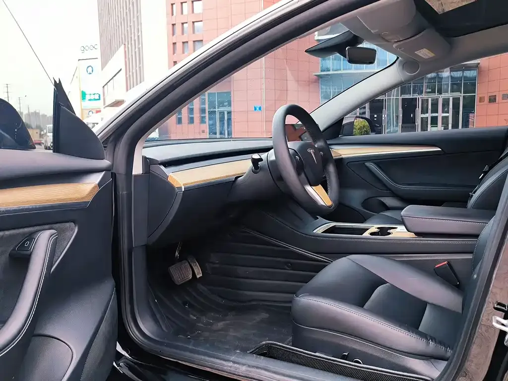 Tesla Model 3 — фото 7
