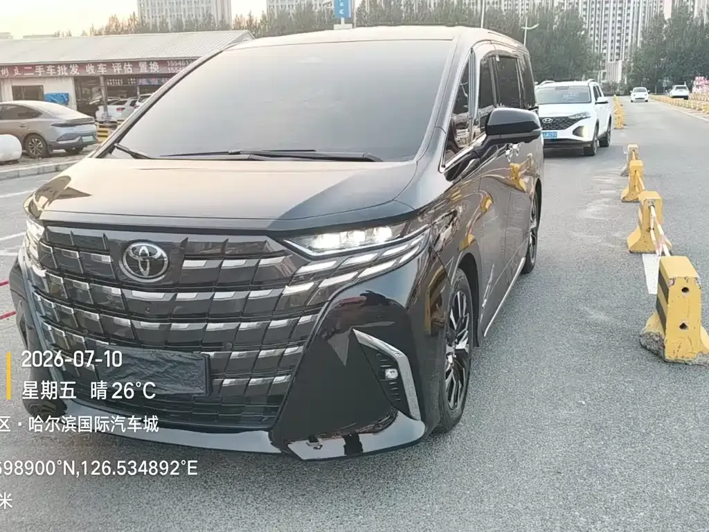 Toyota Alphard — фото 1
