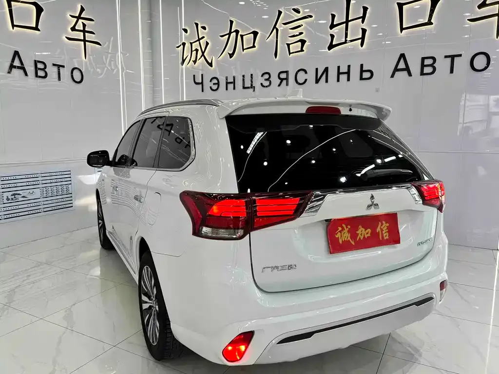 Mitsubishi Outlander — фото 9
