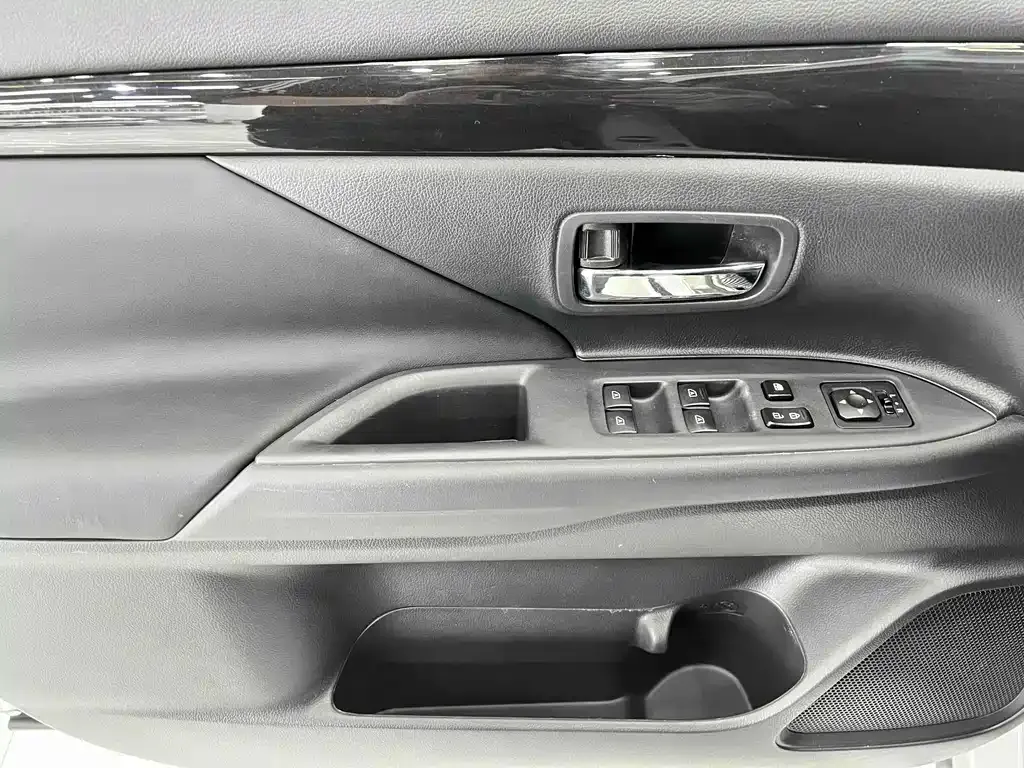 Mitsubishi Outlander — фото 6