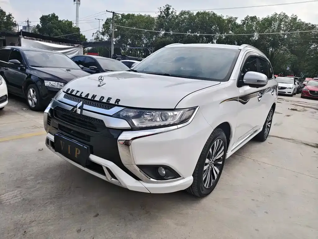 Mitsubishi Outlander — фото 1