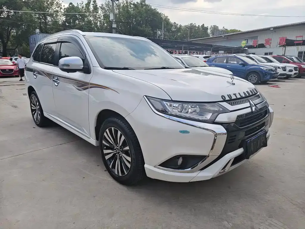 Mitsubishi Outlander — фото 9