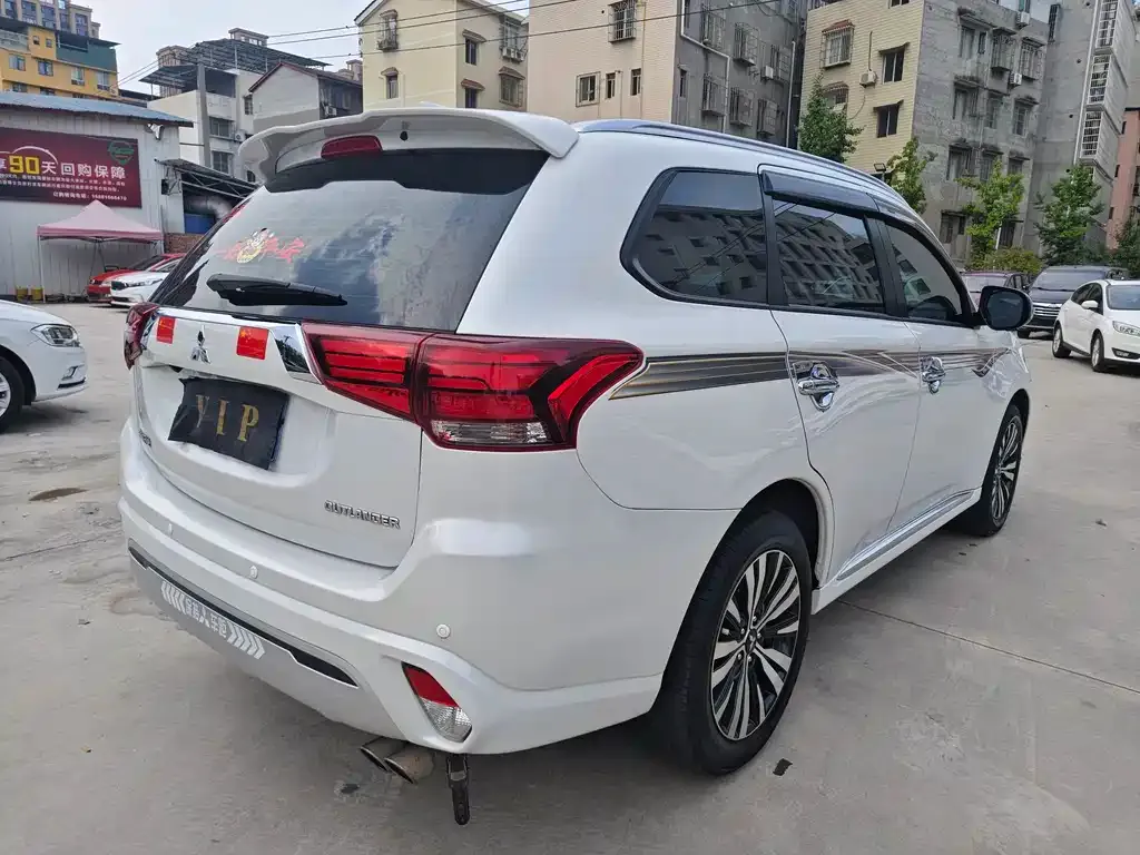 Mitsubishi Outlander — фото 7
