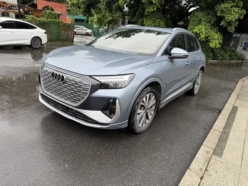 Audi Q4 e-tron — фото 1