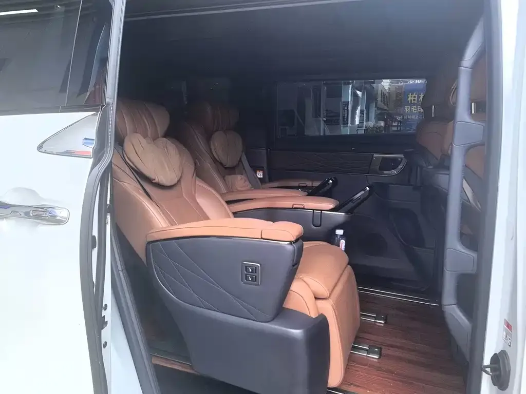 Toyota Alphard — фото 2