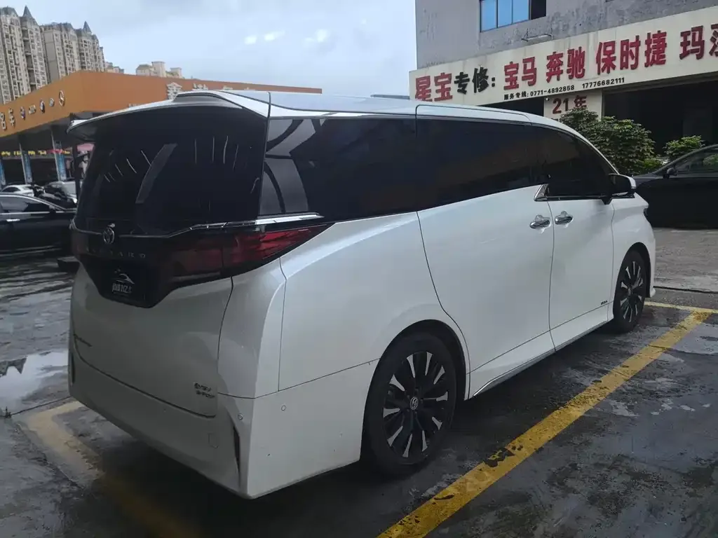 Toyota Alphard — фото 4