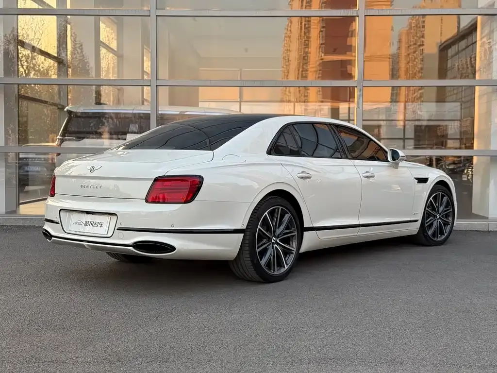 Bentley Flying Spur PHEV — фото 8
