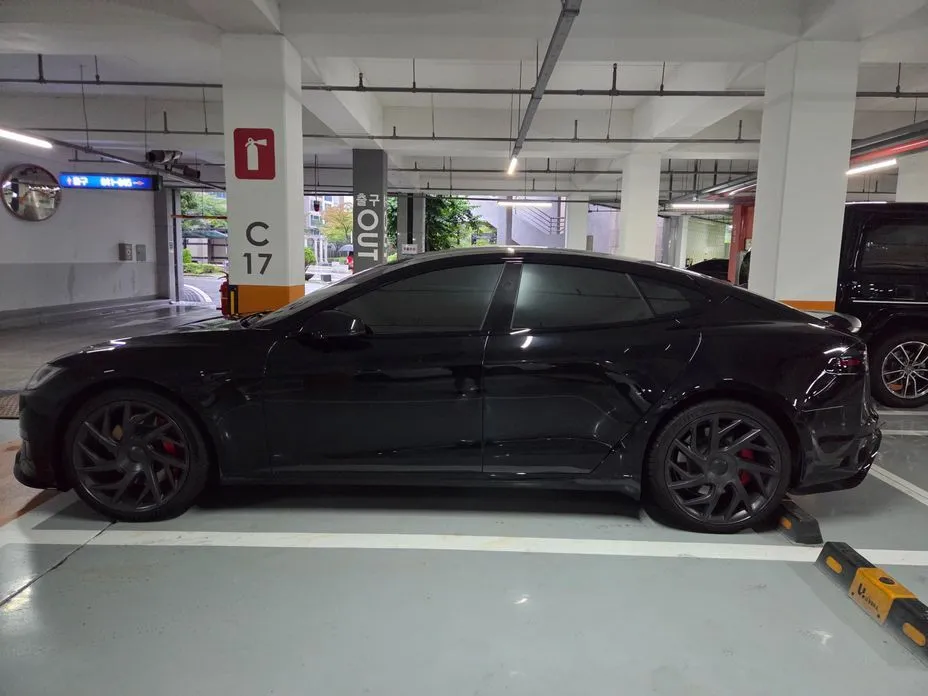 Tesla Model S — фото 1