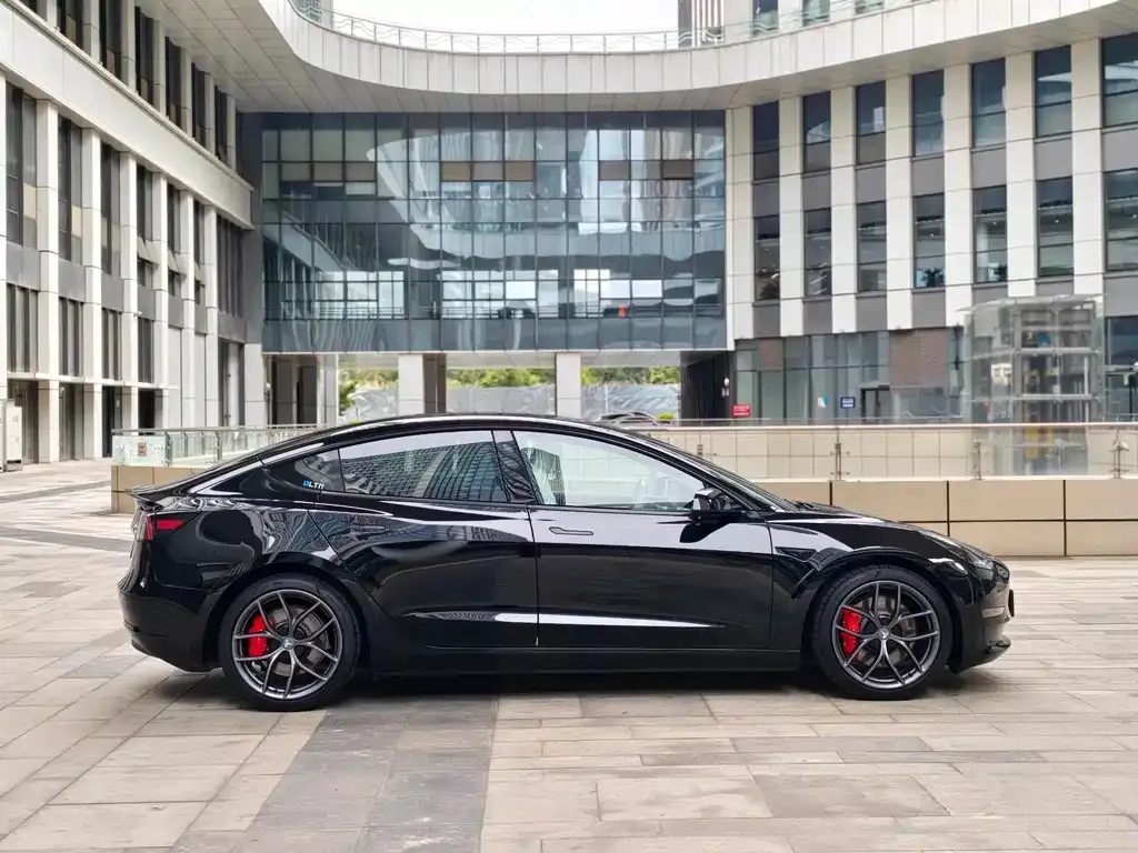 Tesla Model 3 — фото 2