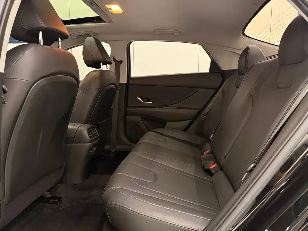 Hyundai Elantra — фото 4