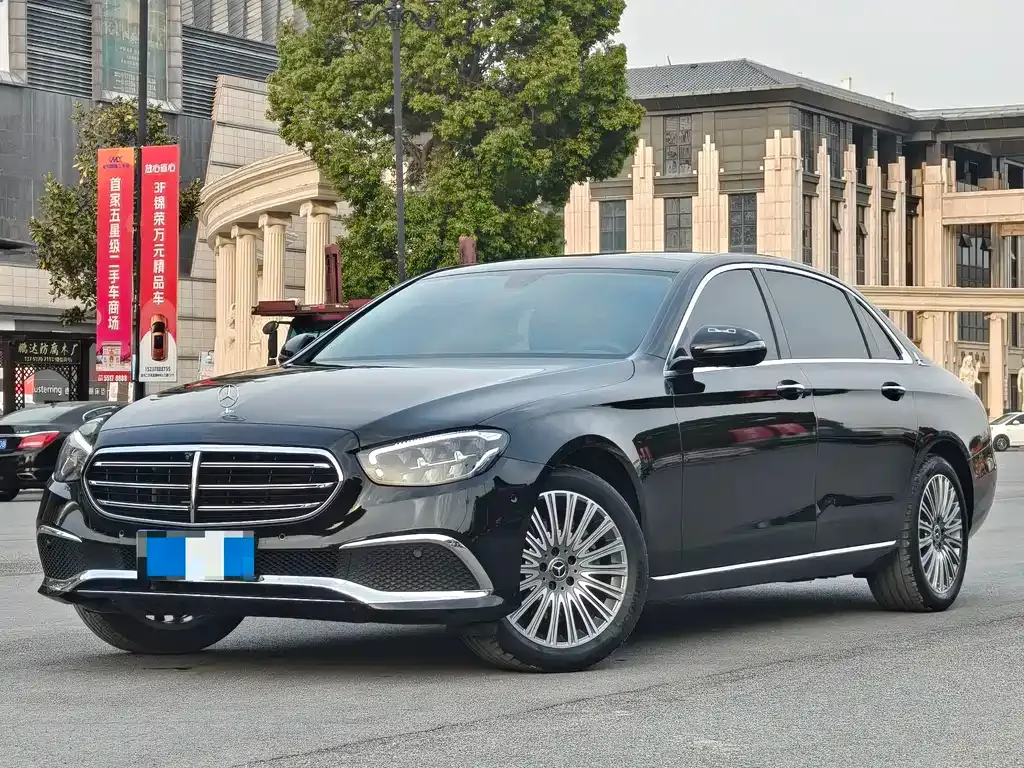Mercedes-Benz E-Class — фото 1