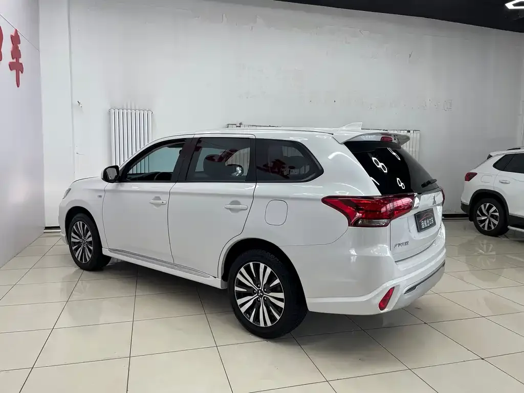 Mitsubishi Outlander — фото 10