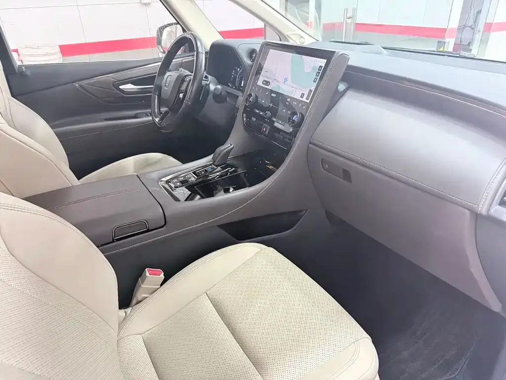 Toyota Vellfire — фото 2