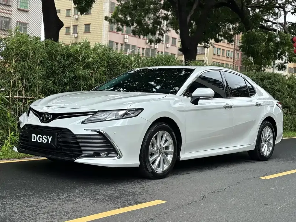 Toyota Camry — фото 1