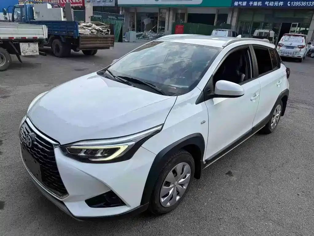 Toyota Yaris L — фото 1
