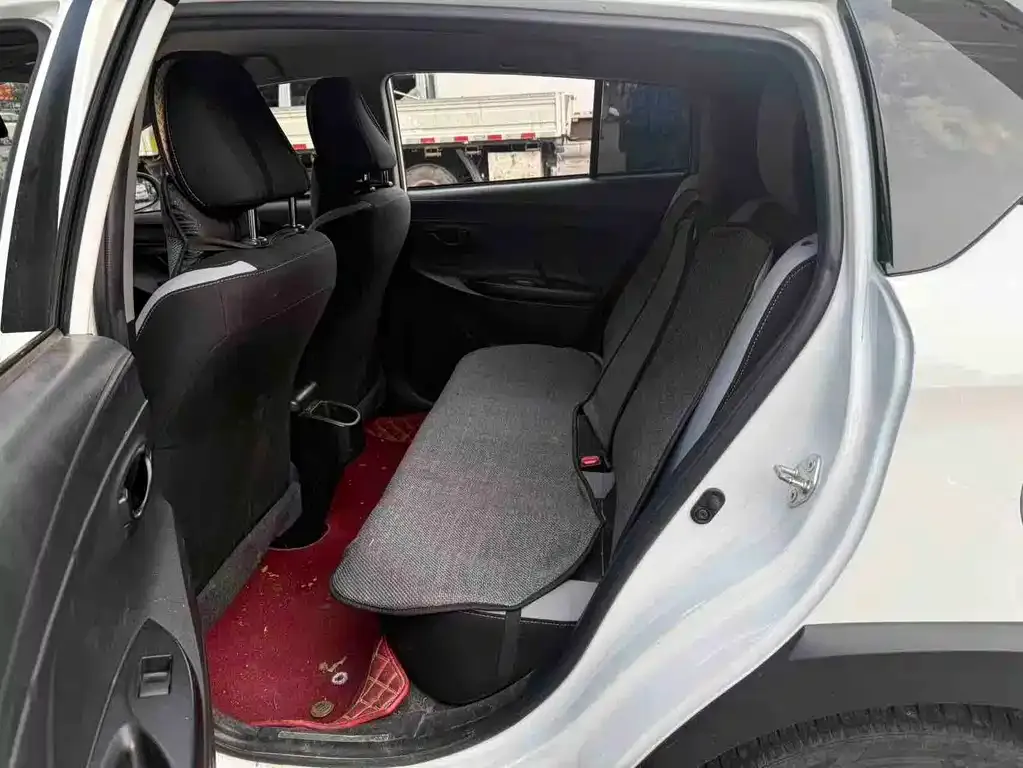 Toyota Yaris L — фото 4