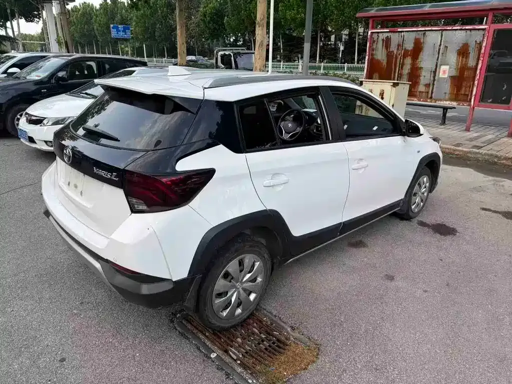 Toyota Yaris L — фото 10