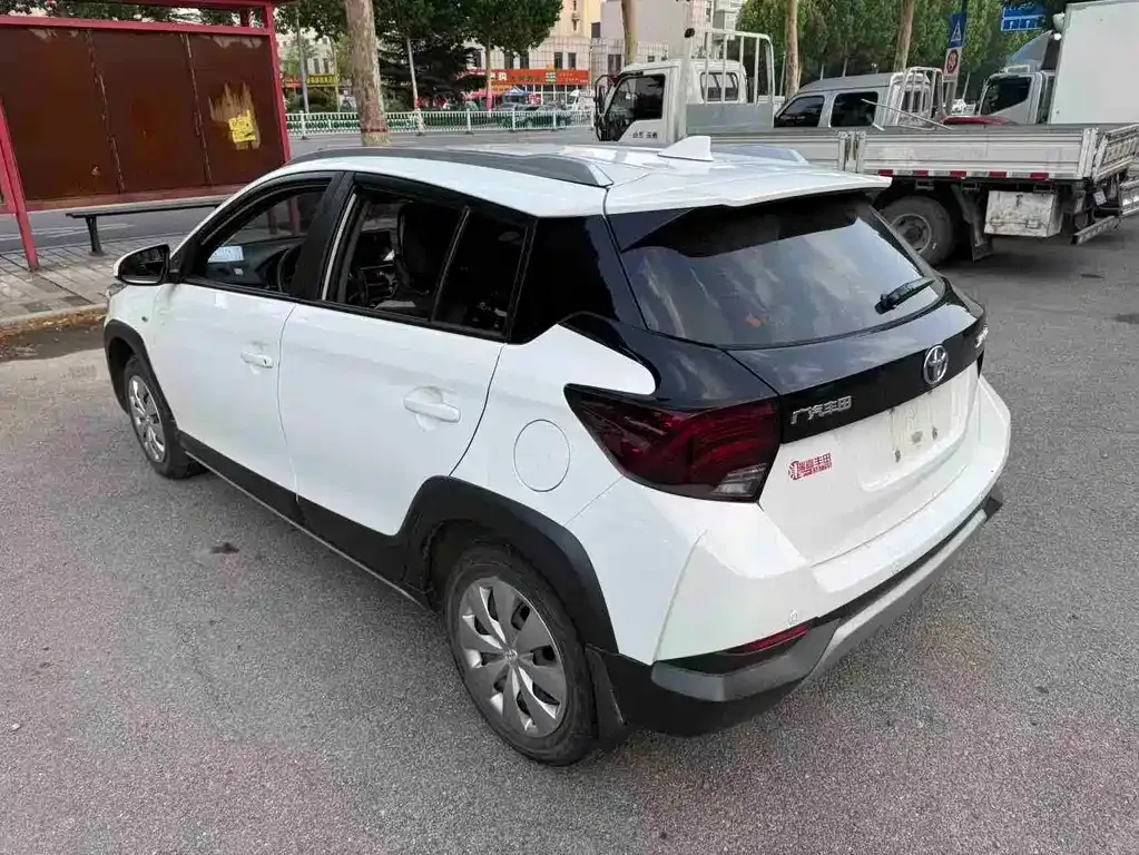 Toyota Yaris L — фото 8