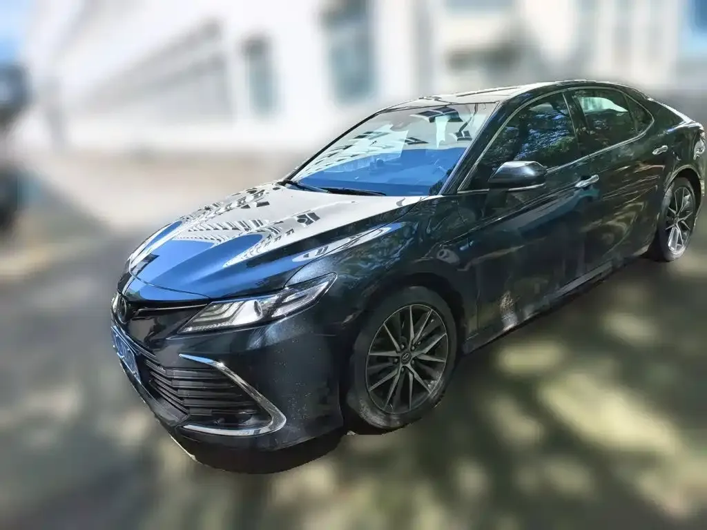 Toyota Camry — фото 1