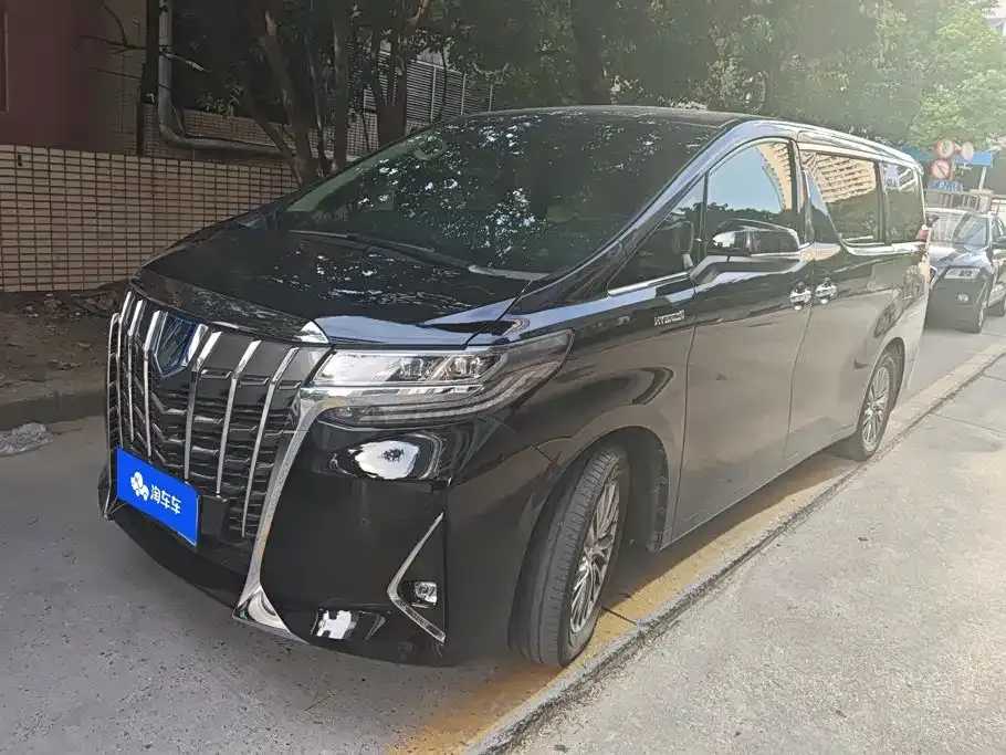 Toyota Alphard — фото 1