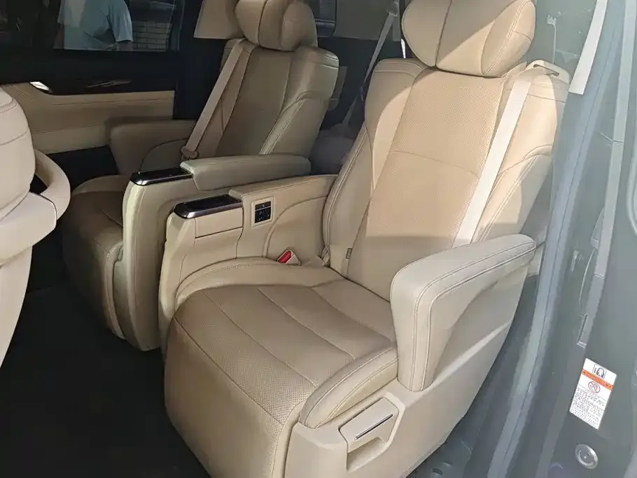 Toyota Alphard — фото 2