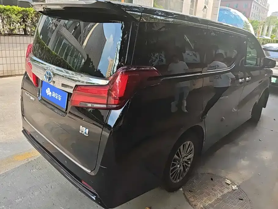 Toyota Alphard — фото 5