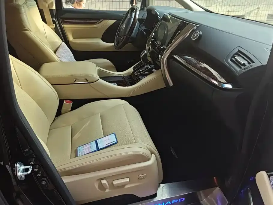 Toyota Alphard — фото 9