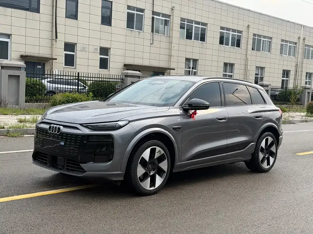 Audi Q6L e-tron — фото 1