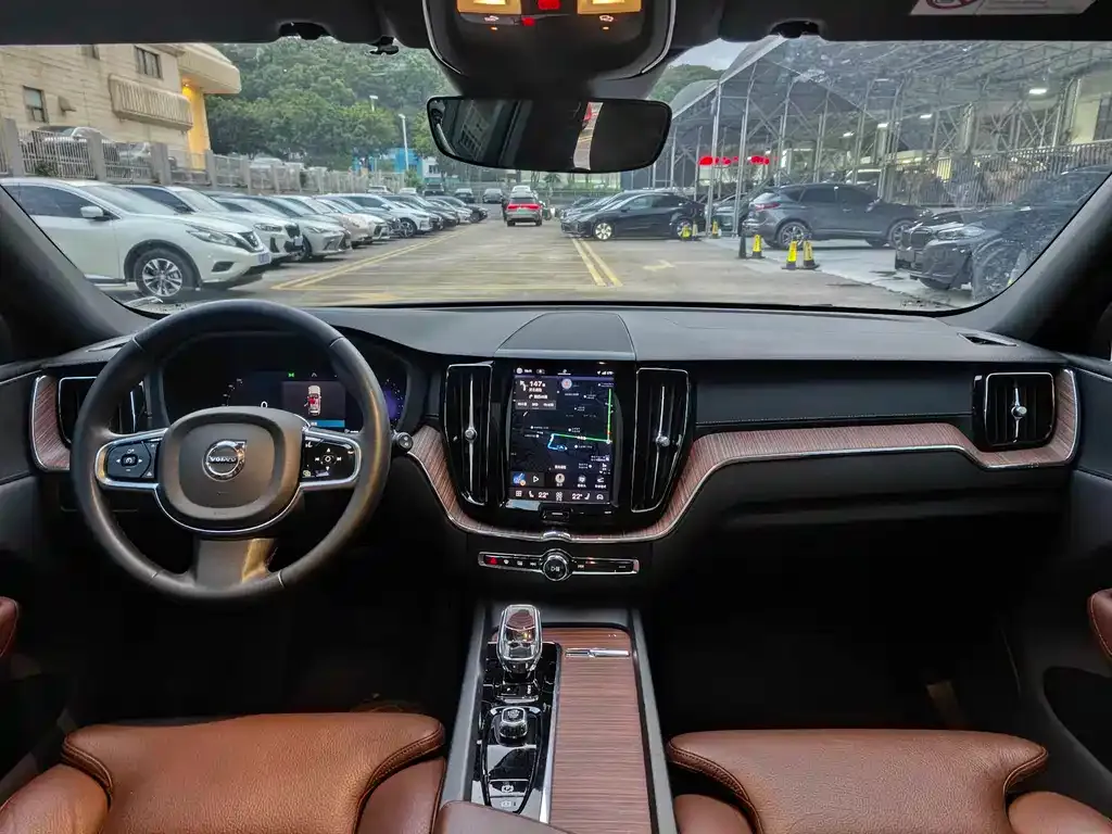 Volvo XC60 — фото 10