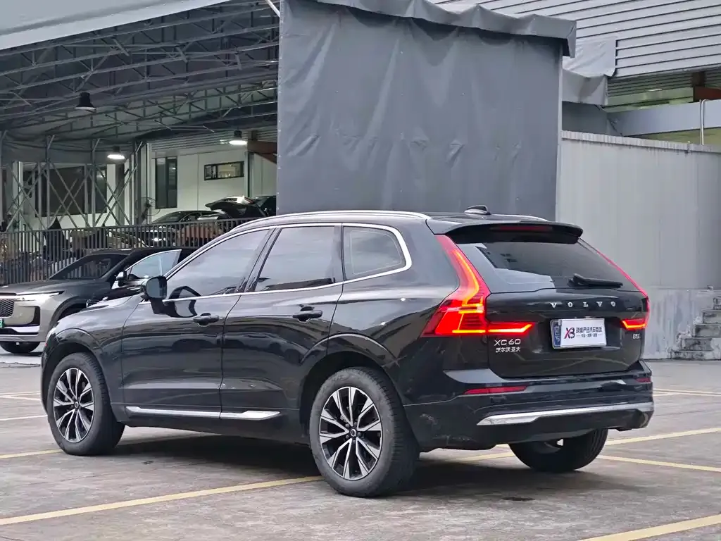 Volvo XC60 — фото 5