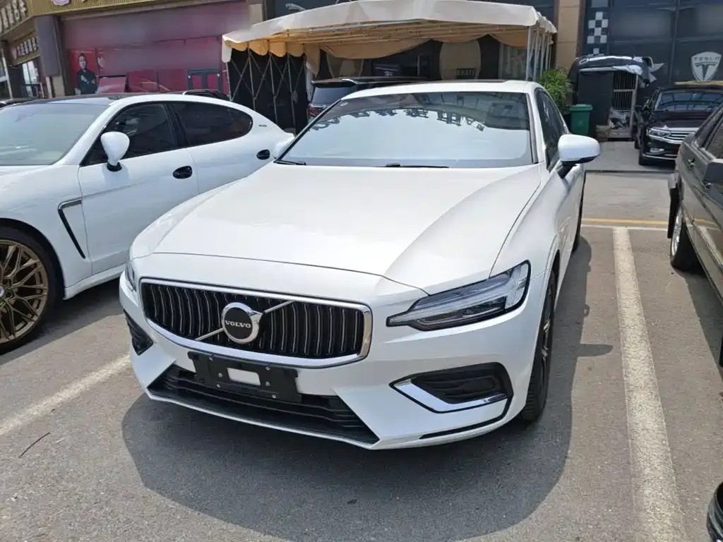 Volvo S60 — фото 1