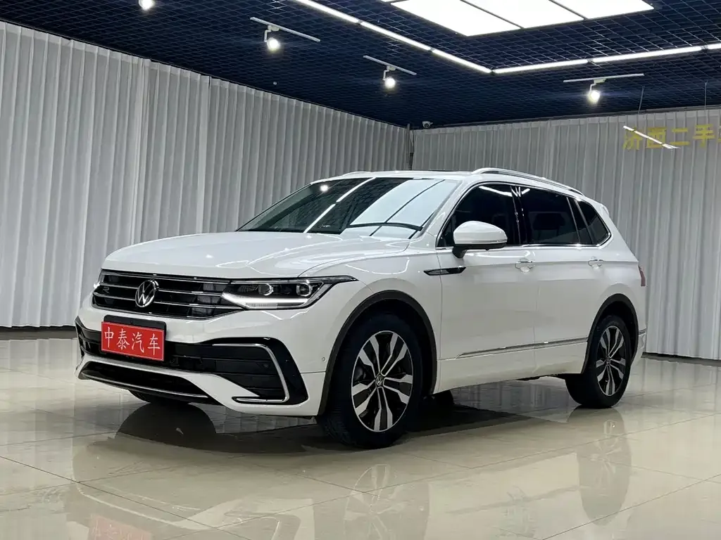Volkswagen Tiguan L — фото 1