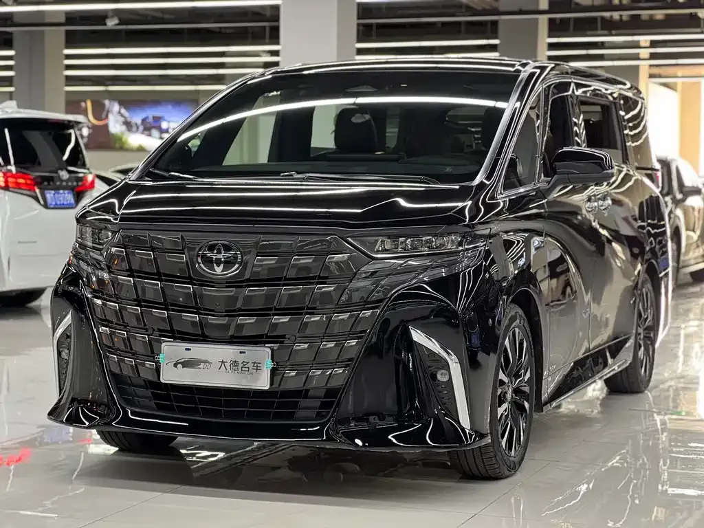 Toyota Alphard — фото 1