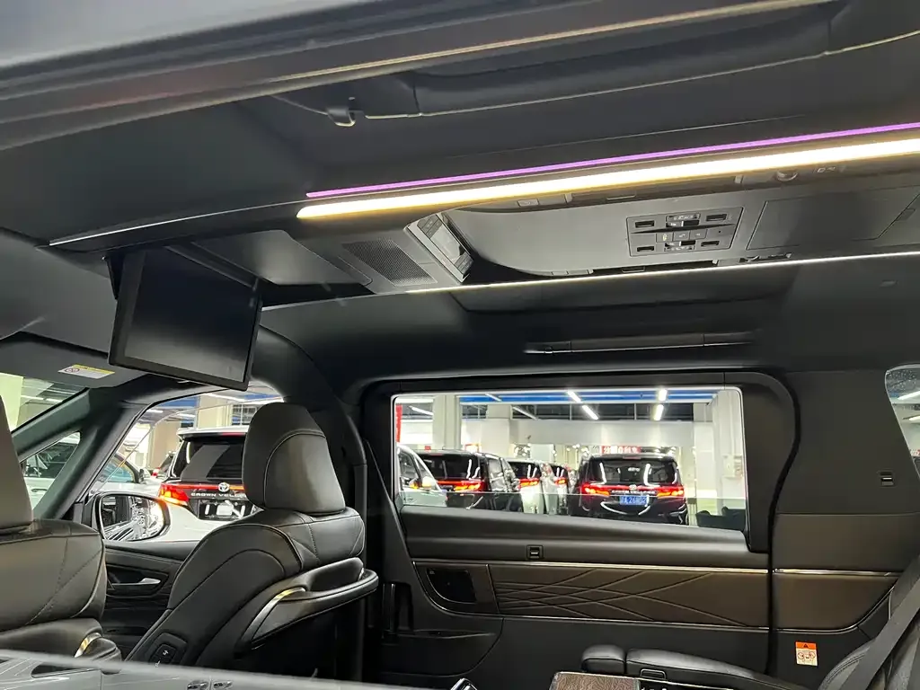 Toyota Alphard — фото 4