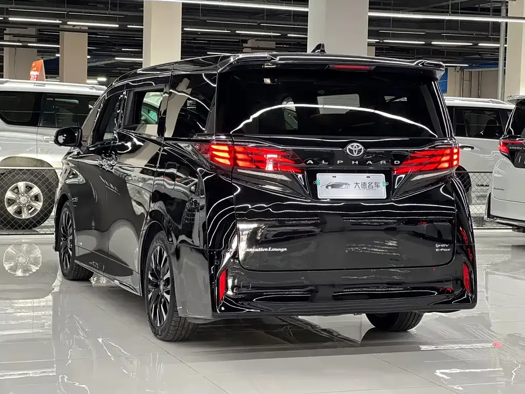 Toyota Alphard — фото 8