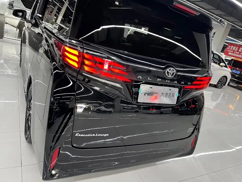 Toyota Alphard — фото 6