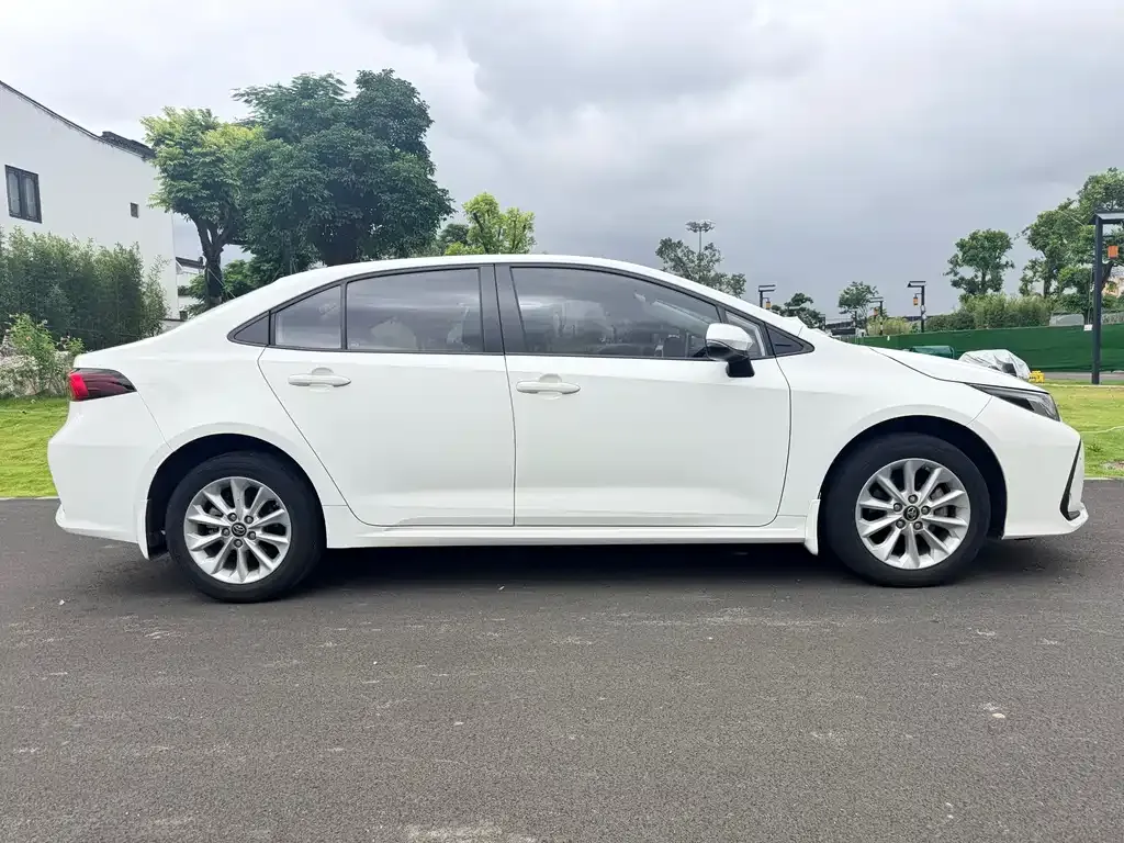 Toyota Corolla — фото 10