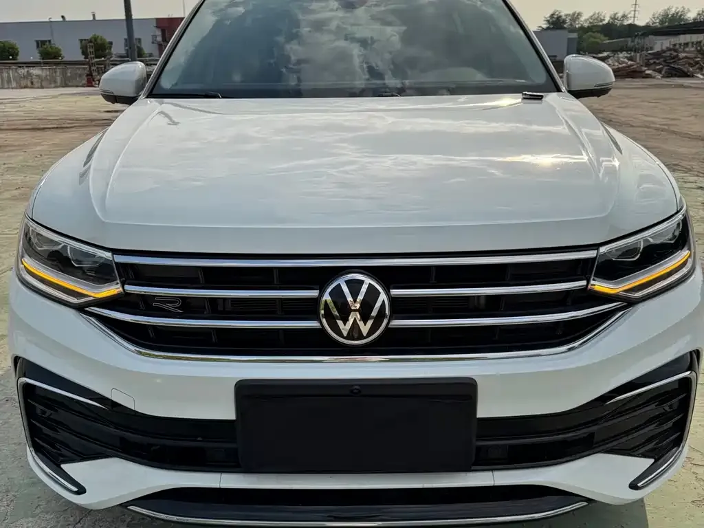 Volkswagen Tiguan L — фото 1