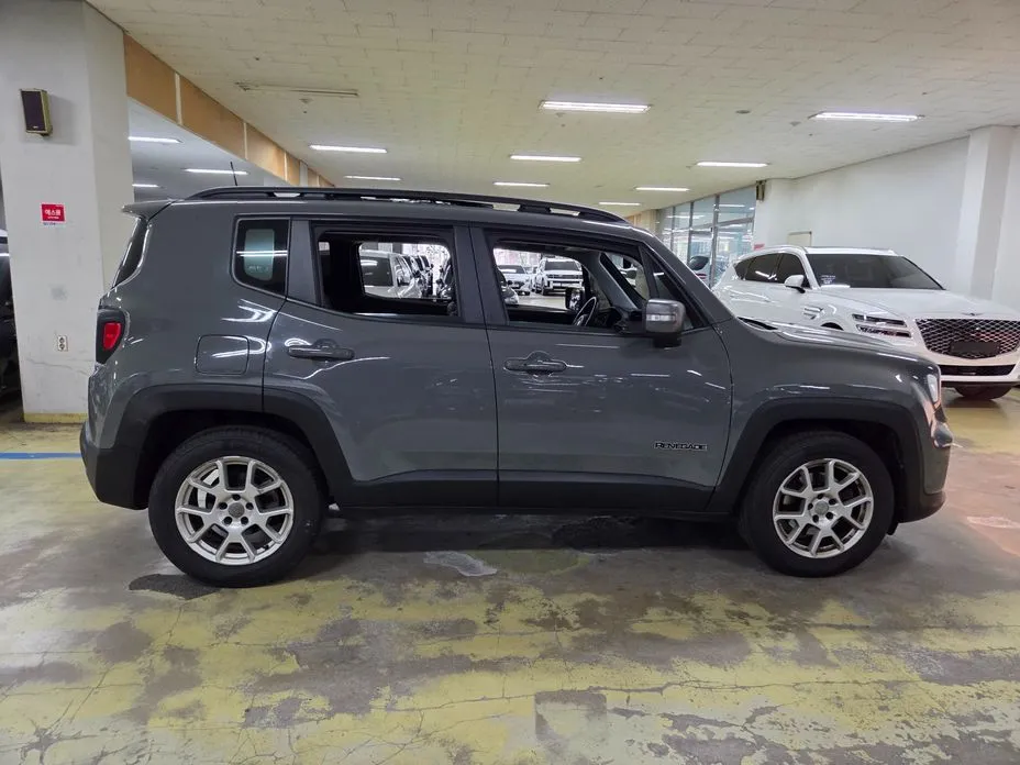 Jeep Renegade — фото 10