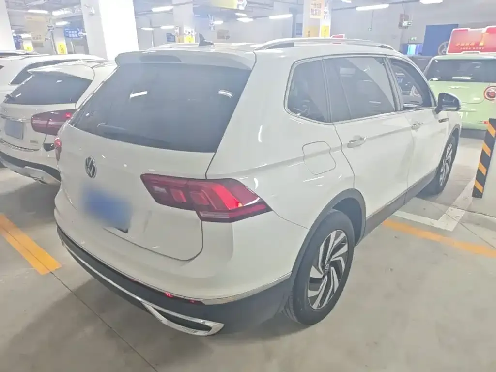 Volkswagen Tiguan L — фото 10
