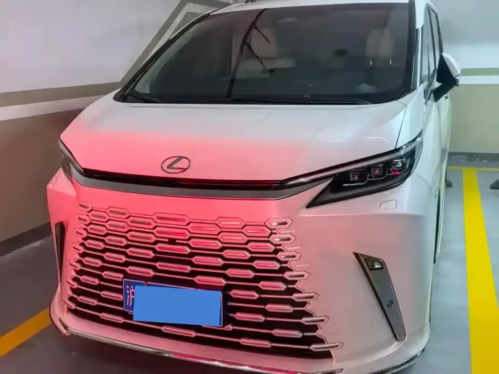 Lexus LM — фото 1