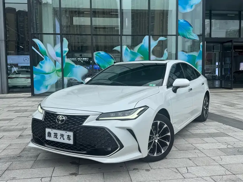 Toyota Avalon — фото 1