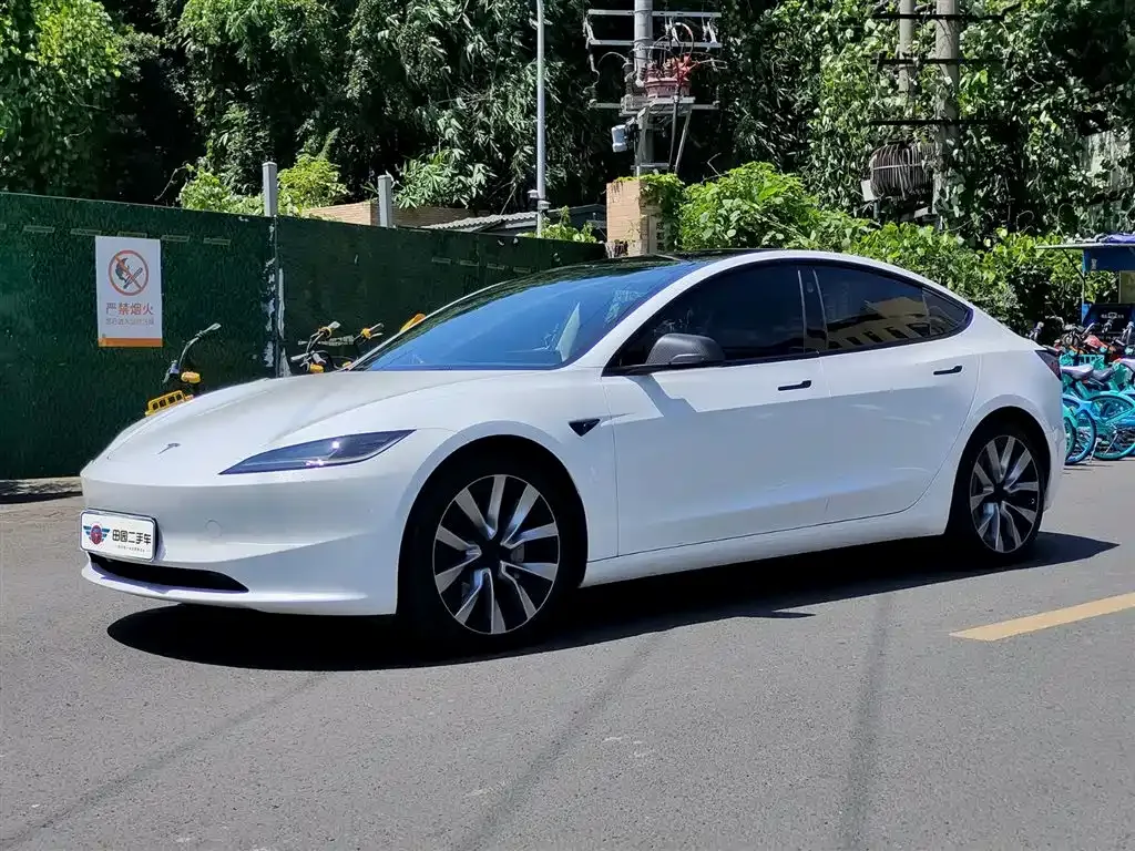 Tesla Model 3 — фото 1