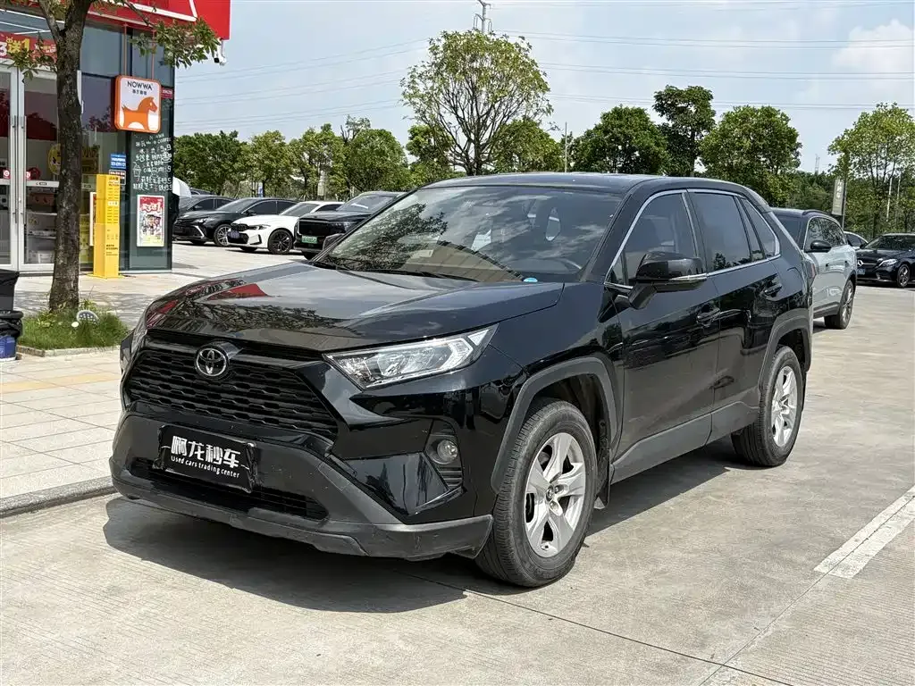 Toyota RAV4 — фото 1