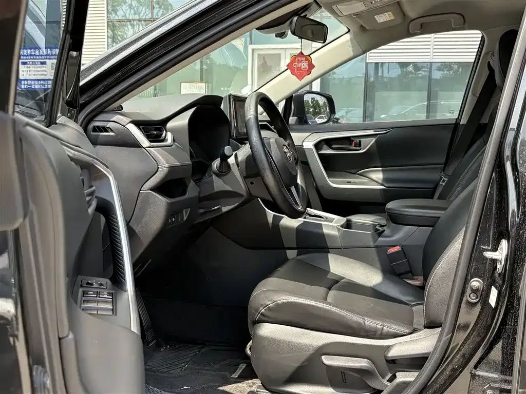 Toyota RAV4 — фото 4