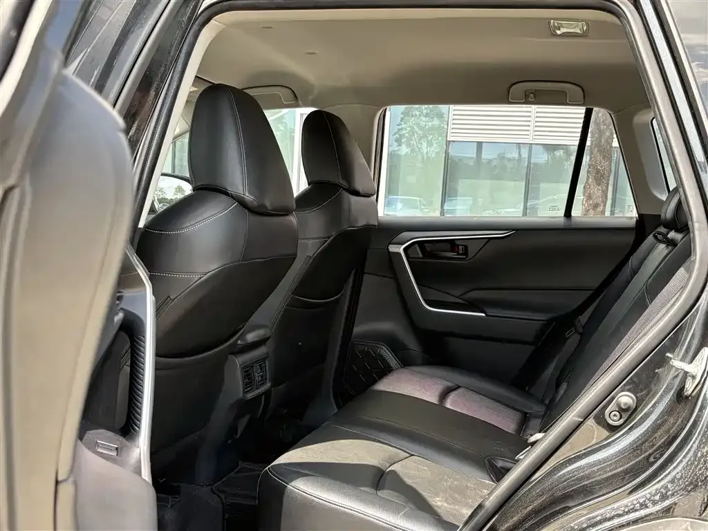 Toyota RAV4 — фото 6