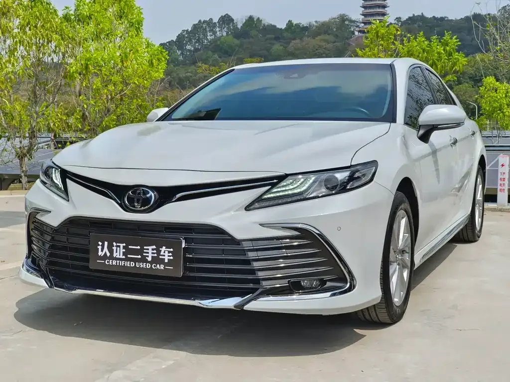 Toyota Camry — фото 1