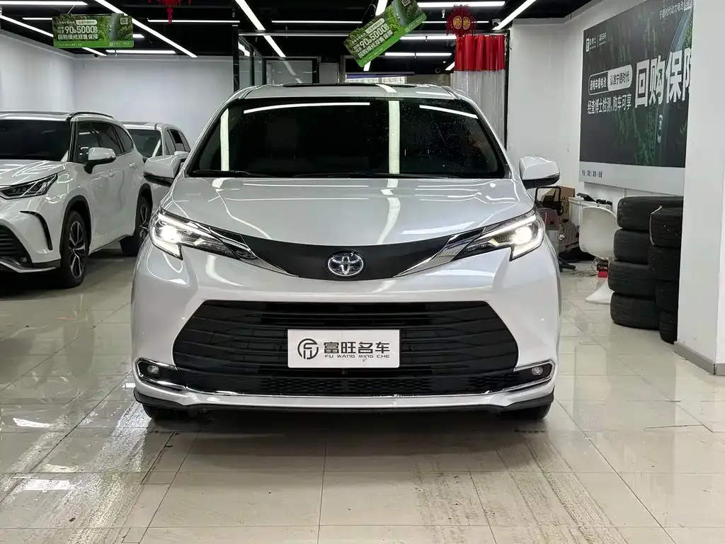 Toyota Sienna — фото 5