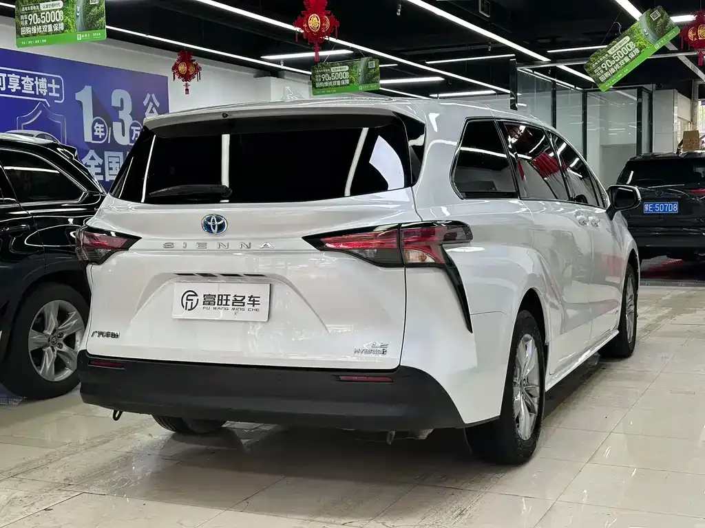 Toyota Sienna — фото 3