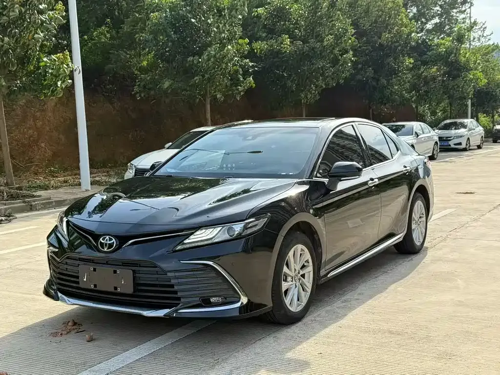 Toyota Camry — фото 1